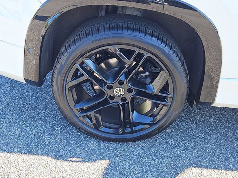 Certified 2026 Volkswagen Tiguan SE R-Line AWD/4WD image 9