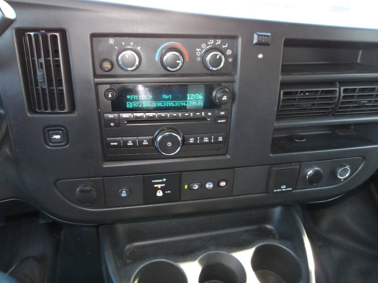Used 2016 Chevrolet Express 3500 RWD image 18