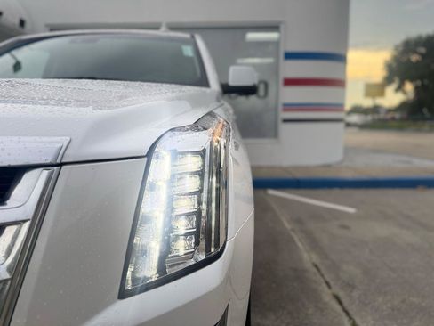 Used 2017 Cadillac Escalade Luxury AWD/4WD image 14