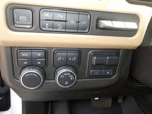 Used 2021 Chevrolet Tahoe Premier w/ Premium Package image 21