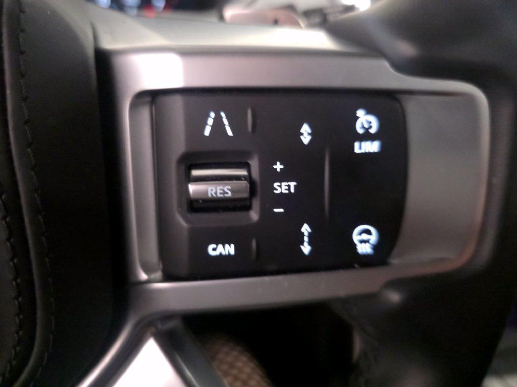 Used 2025 Land Rover Discovery Dynamic SE AWD/4WD image 25