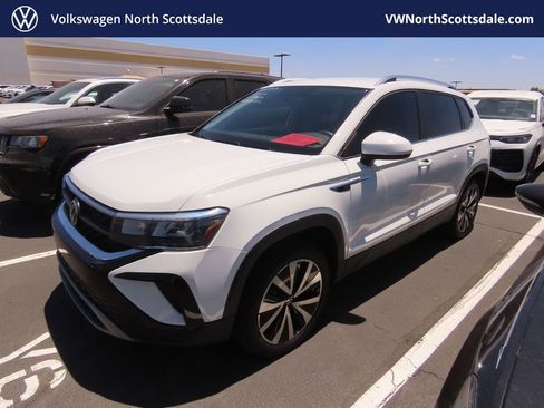 Used 2022 Volkswagen Taos SE FWD image 1