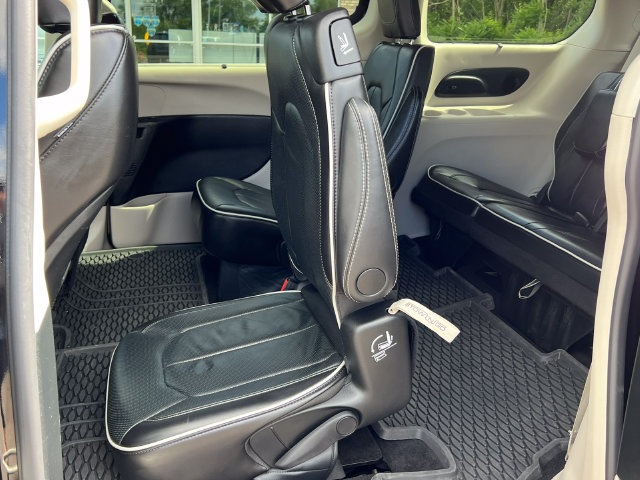 Used 2024 Chrysler Pacifica Limited FWD image 6