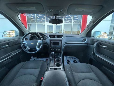 Used 2017 Chevrolet Traverse LT w/ Style and Technology Package image 9