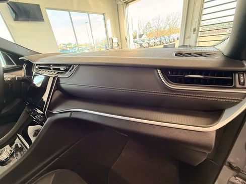 Used 2025 Jeep Grand Cherokee Altitude image 16