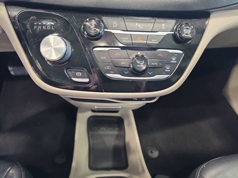Used 2017 Chrysler Pacifica Touring-L FWD image 21