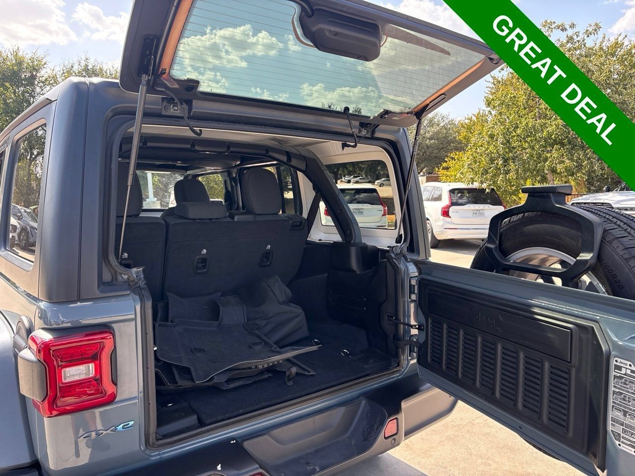 Used 2024 Jeep Wrangler Unlimited w/ Convenience Group AWD/4WD image 10