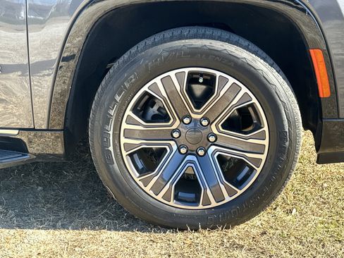 Used 2024 Jeep Wagoneer L Series II image 12