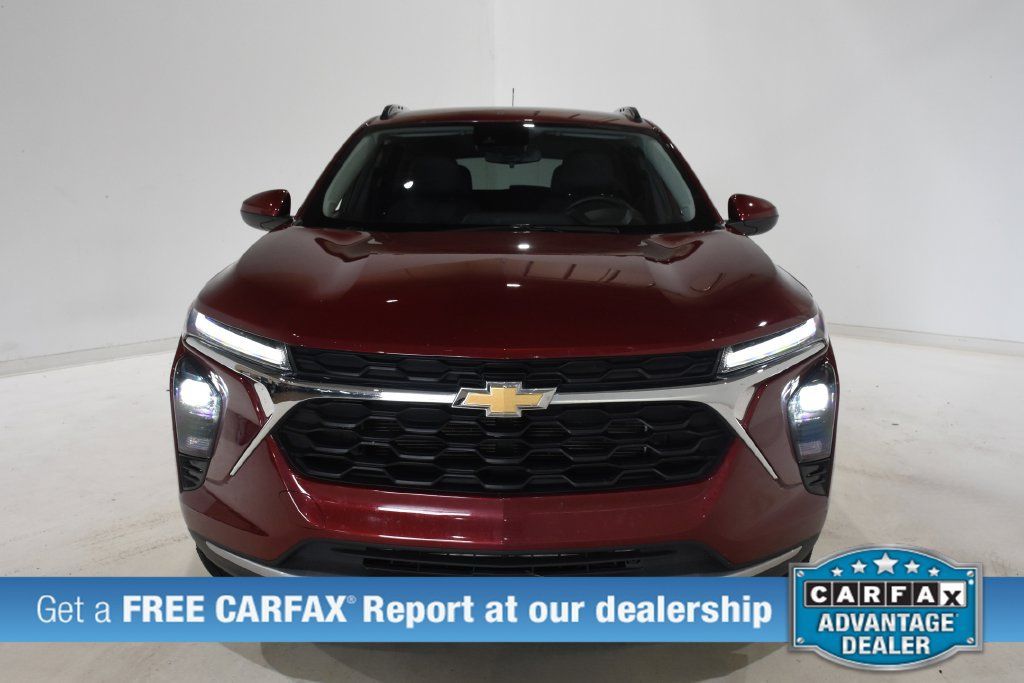 Used 2025 Chevrolet Trax LT w/ LT Convenience Package FWD image 2