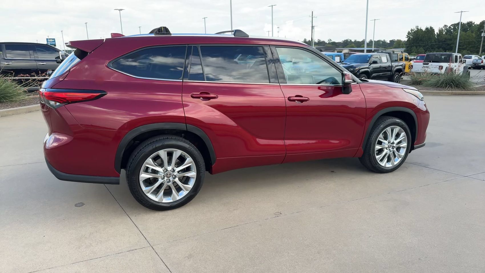 Used 2023 Toyota Highlander Limited FWD image 9