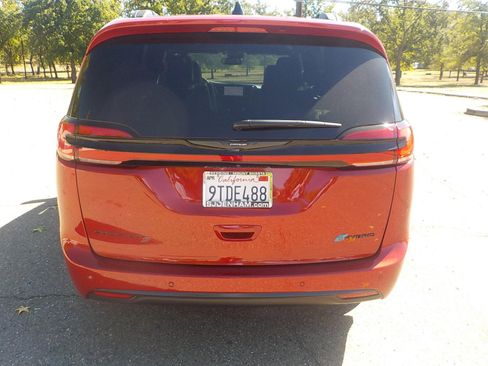 Used 2025 Chrysler Pacifica Premium image 8