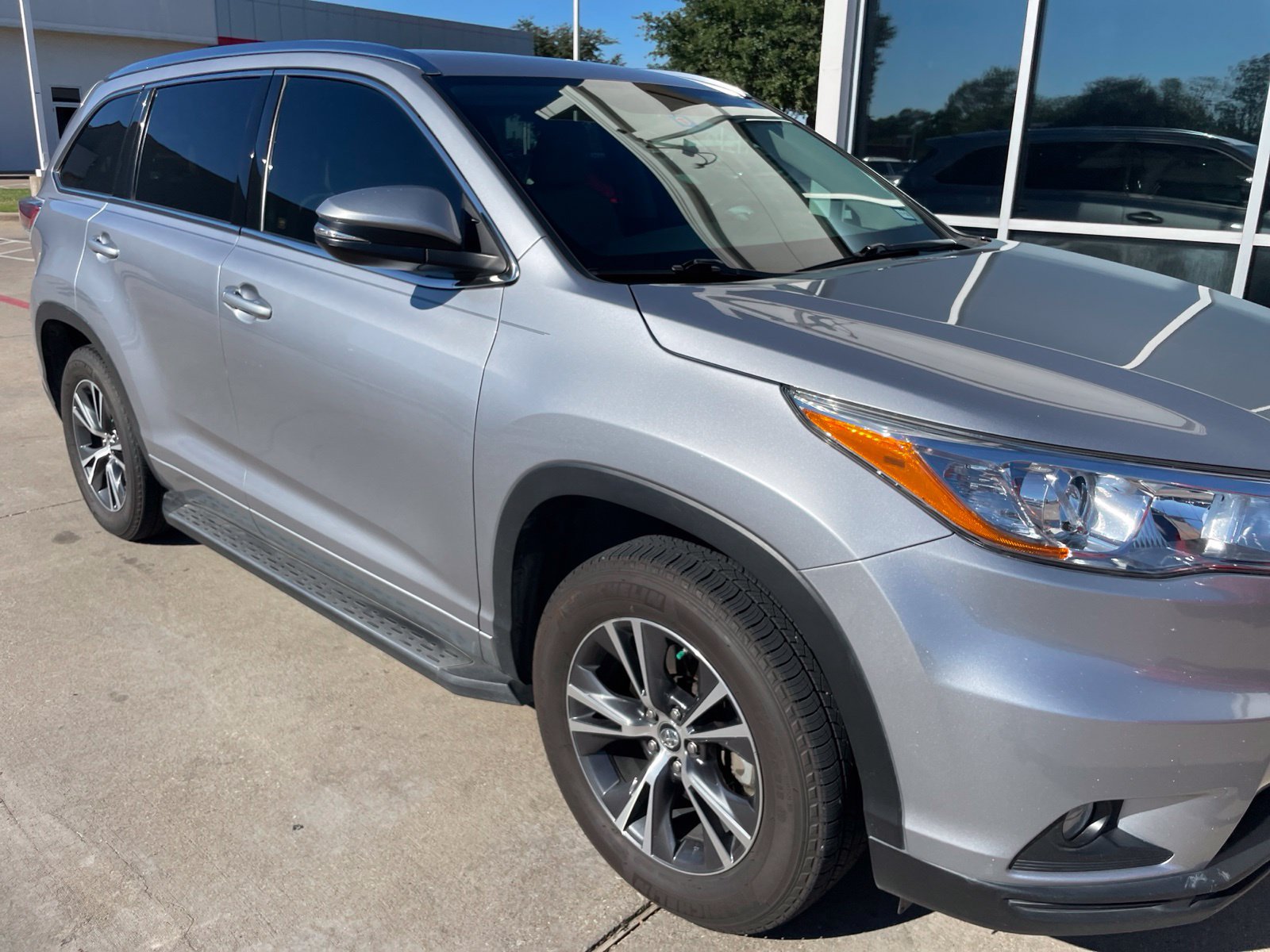 Used 2016 Toyota Highlander XLE FWD image 3