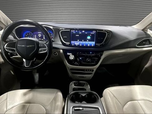 Used 2021 Chrysler Pacifica Touring-L FWD image 7