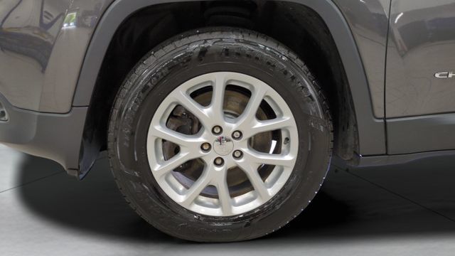 Used 2016 Jeep Cherokee Latitude w/ Cold Weather Group AWD/4WD image 24