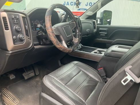 Used 2018 GMC Sierra 2500 Denali w/ Duramax Plus Package AWD/4WD image 15