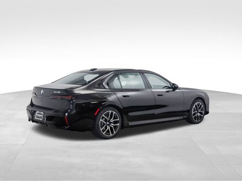 Used 2025 BMW i7 xDrive60 image 5