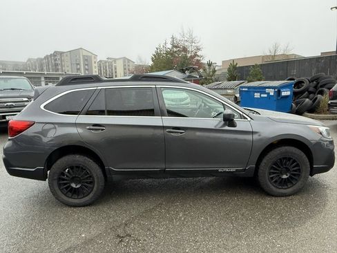Used 2018 Subaru Outback 2.5i Premium image 2