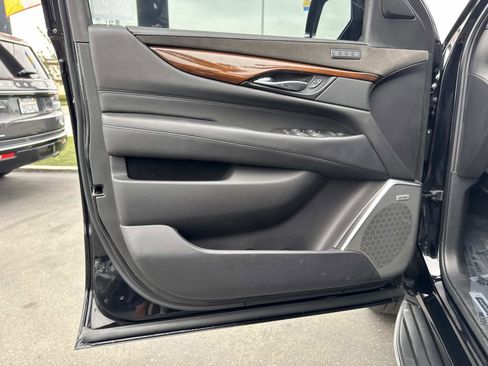Used 2020 Cadillac Escalade Luxury image 18