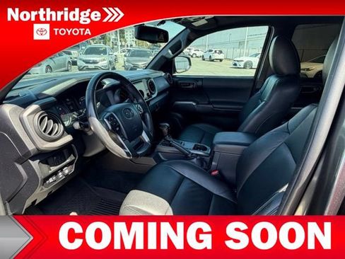 Used 2017 Toyota Tacoma TRD Off-Road w/ Premium & Technology Package AWD/4WD image 5