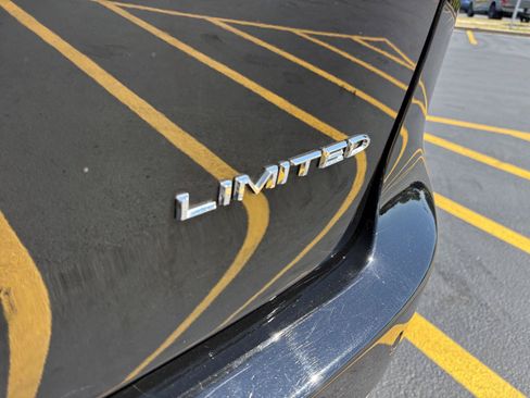 Used 2026 Chrysler Pacifica Limited FWD image 7