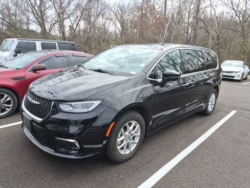 Used 2023 Chrysler Pacifica Touring-L image 3