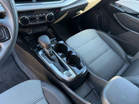 Used 2025 Chevrolet Trax LT image 39