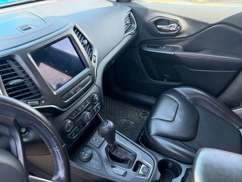 Used 2019 Jeep Cherokee Trailhawk w/ Cold Weather Group image 11