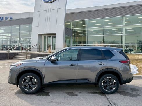 Used 2024 Nissan Rogue SV image 3