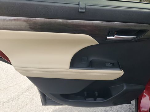 Certified 2025 Toyota Highlander Limited FWD image 16