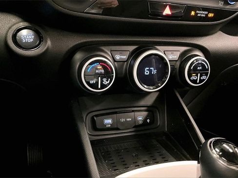 Used 2024 Hyundai Venue Limited image 27