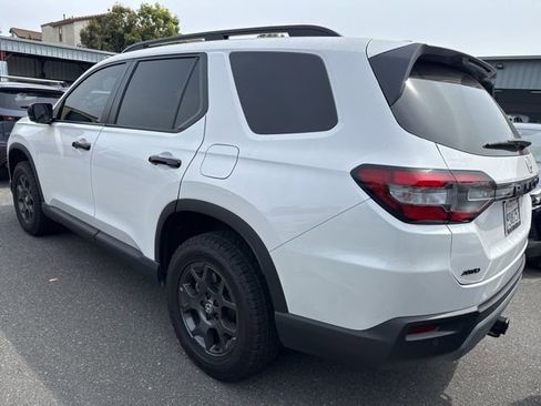 Used 2025 Honda Pilot TrailSport image 7