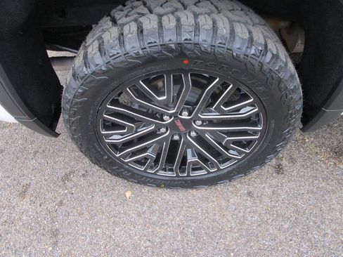 Used 2024 GMC Sierra 1500 SLE w/ X31 Off-Road Package image 15