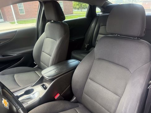 Used 2017 Chevrolet Malibu LT FWD image 25