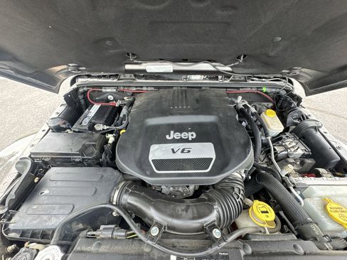Used 2017 Jeep Wrangler Unlimited Sahara w/ Connectivity Group AWD/4WD image 26