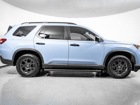 Used 2025 Honda Pilot TrailSport image 3
