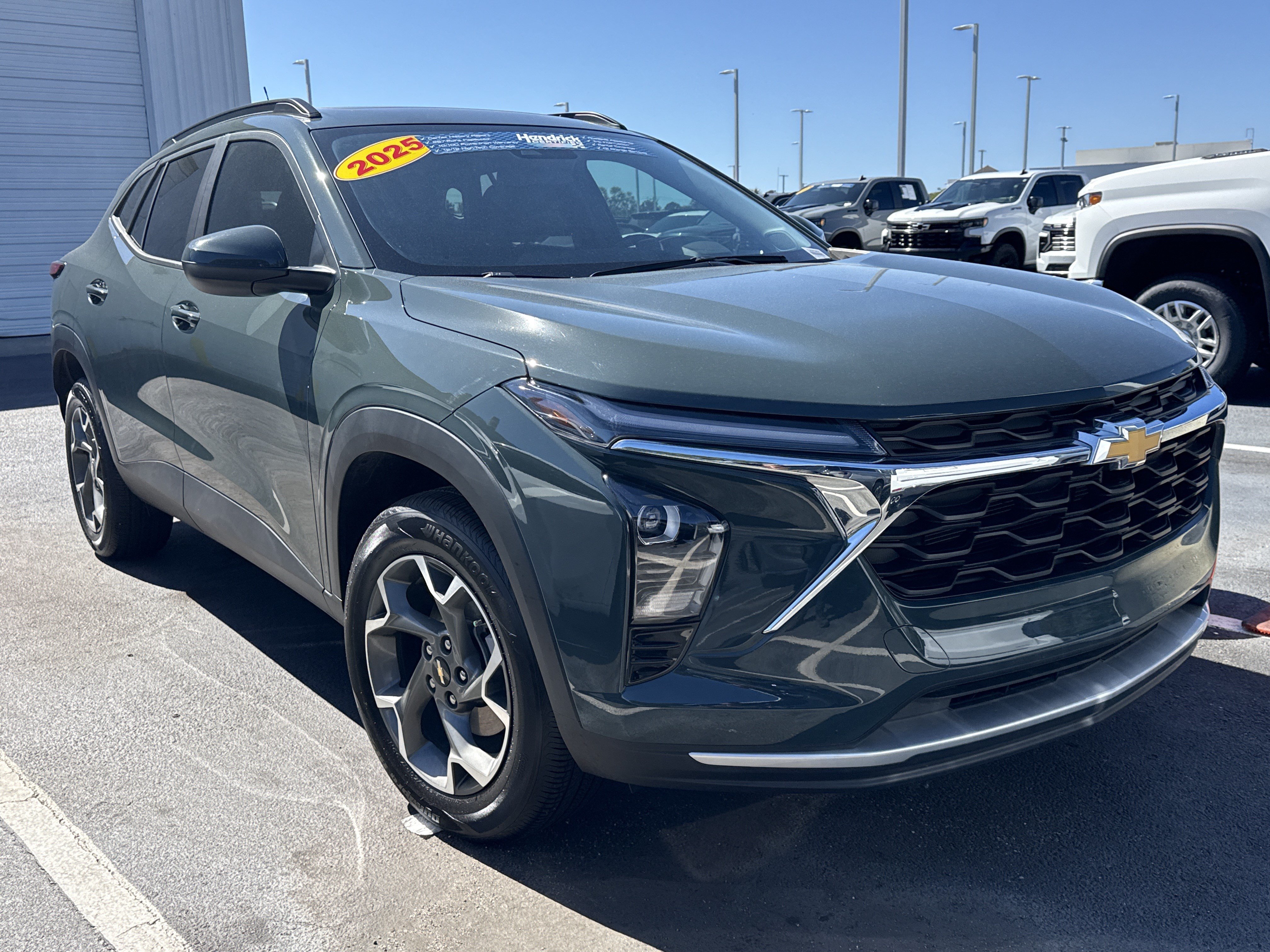 Used 2025 Chevrolet Trax LT w/ Sunroof Package FWD image 2