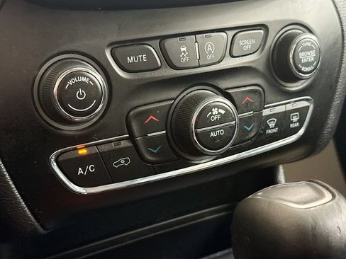 Used 2019 Jeep Cherokee Limited AWD/4WD image 16