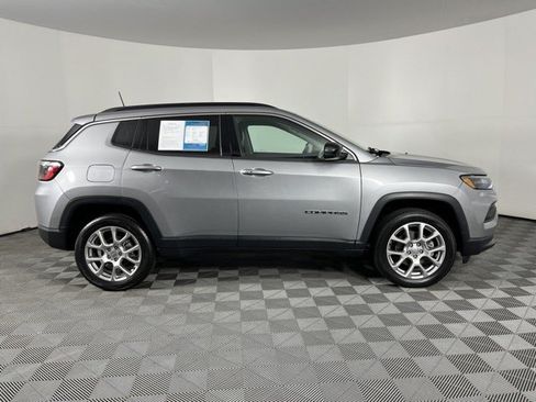 Used 2022 Jeep Compass Latitude AWD/4WD image 9