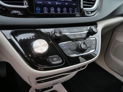 Used 2018 Chrysler Pacifica Touring-L Plus FWD image 24