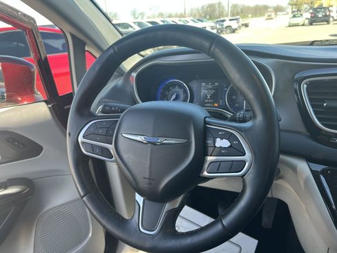 Used 2020 Chrysler Pacifica Touring-L FWD image 8