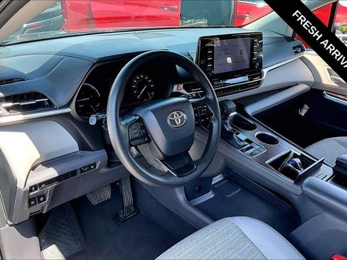 Used 2023 Toyota Sienna LE FWD image 5