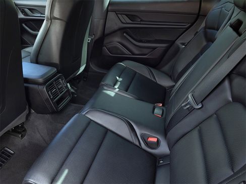 Used 2021 Porsche Taycan image 13