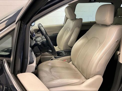 Used 2021 Chrysler Pacifica Touring-L w/ Uconnect Theater Family Group image 15