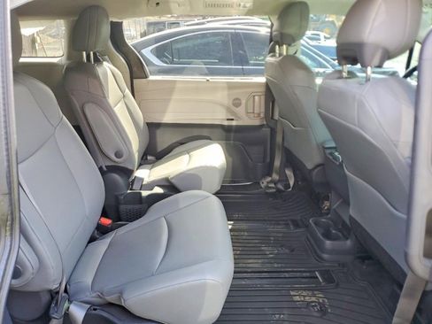Used 2024 Toyota Sienna XLE image 9