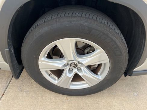 Used 2024 Toyota Highlander LE image 17