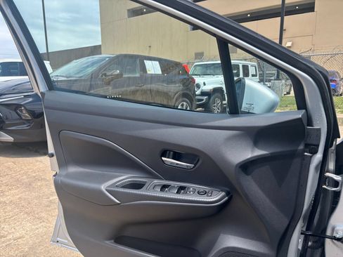 Used 2025 Nissan Versa SV FWD image 18