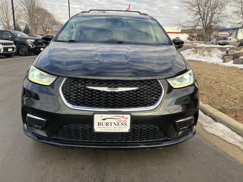 Used 2022 Chrysler Pacifica Touring-L image 16