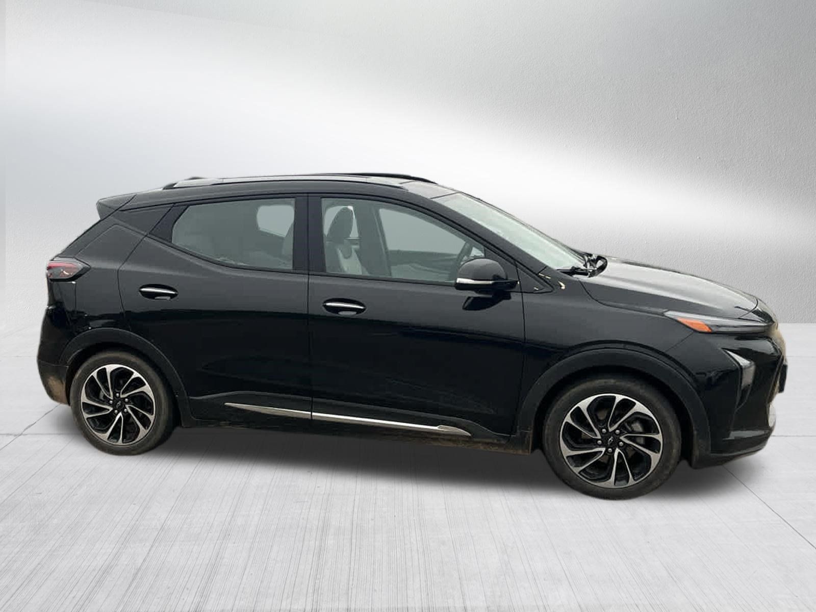 Used 2023 Chevrolet Bolt EUV Premier w/ Sun & Sound Package FWD image 2