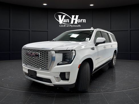 Used 2023 GMC Yukon XL Denali AWD/4WD image 3