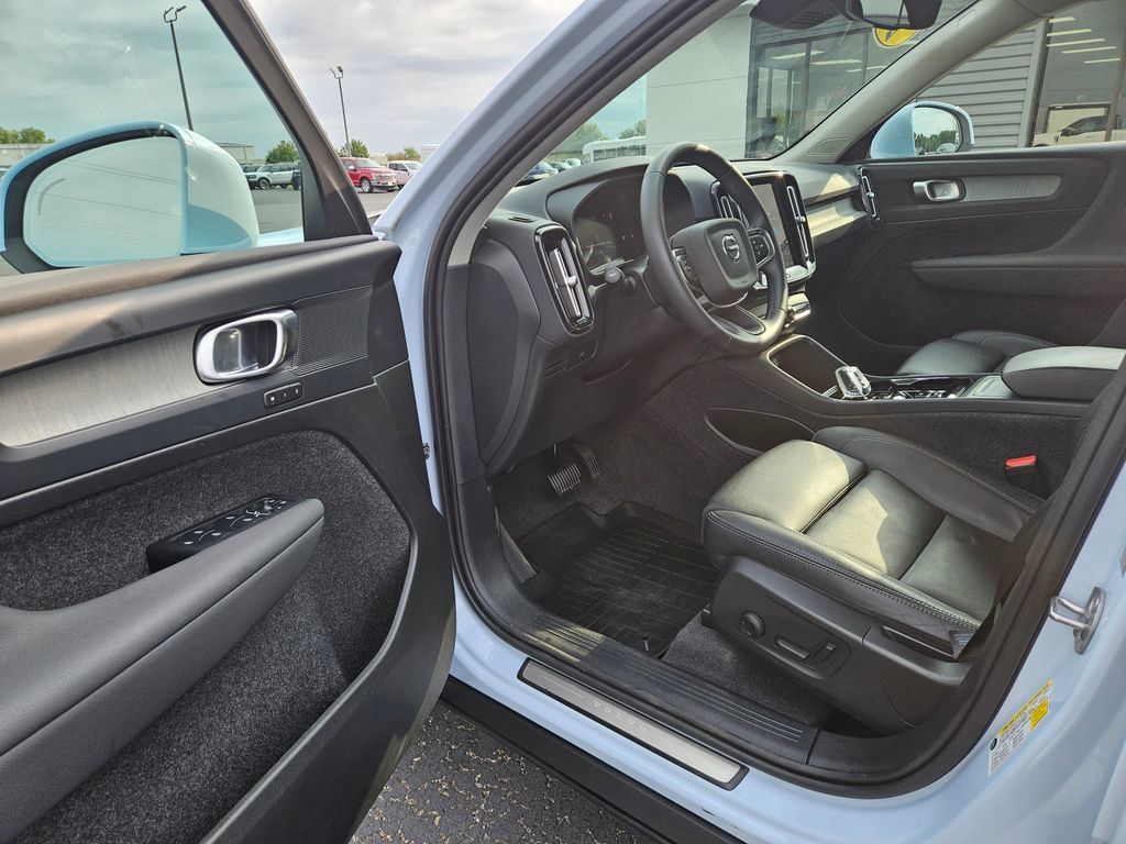 Used 2024 Volvo XC40 B5 Plus AWD/4WD image 9